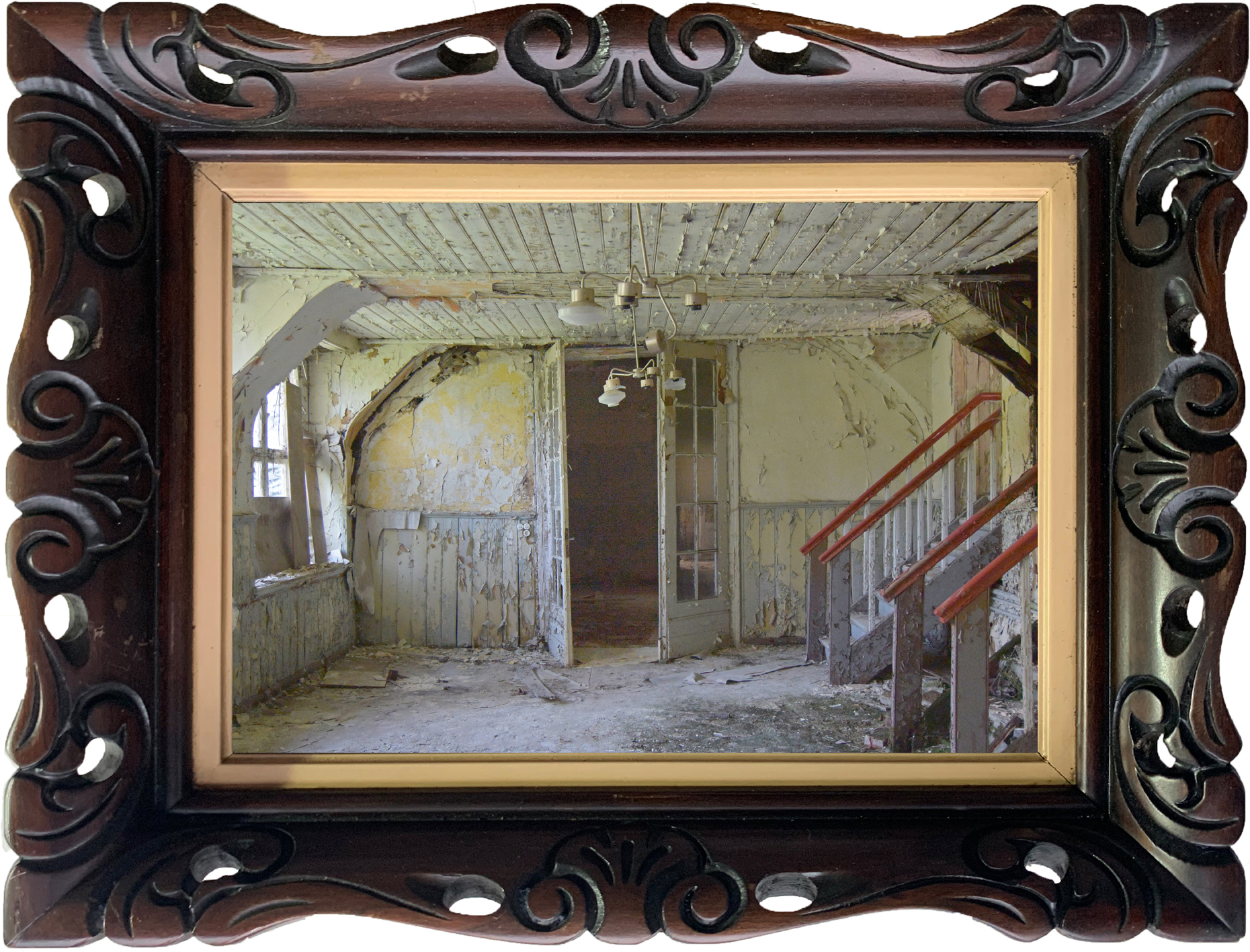 Interieur van een verlaten gebouw met zichtbare elementen van verval, zoals afbladderende verf en stof, mogelijk een voormalige villa of sanatorium.