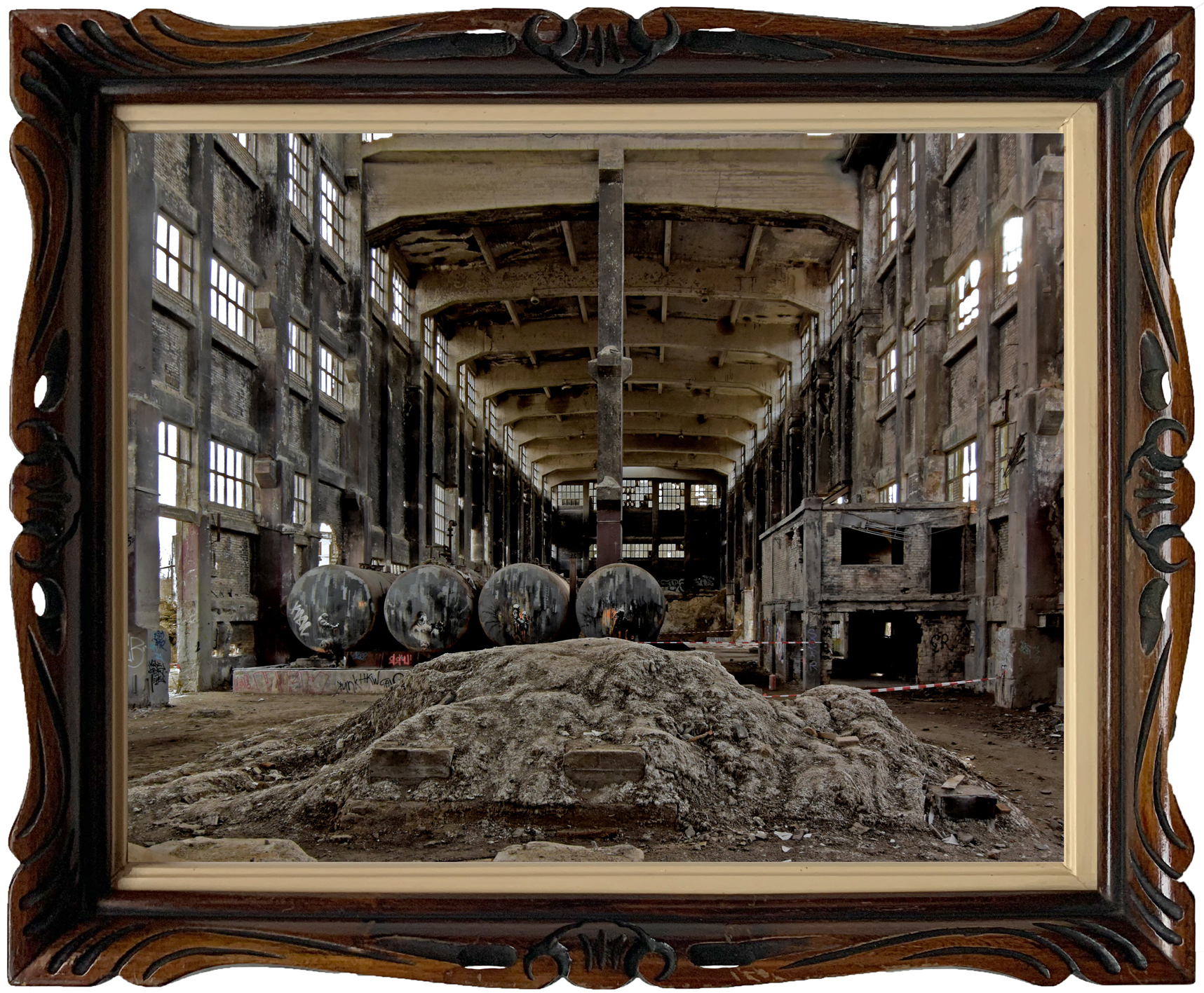 Verlaten industriële hal met roestige machines en vervallen betonnen structuren in een voormalige cementfabriek.