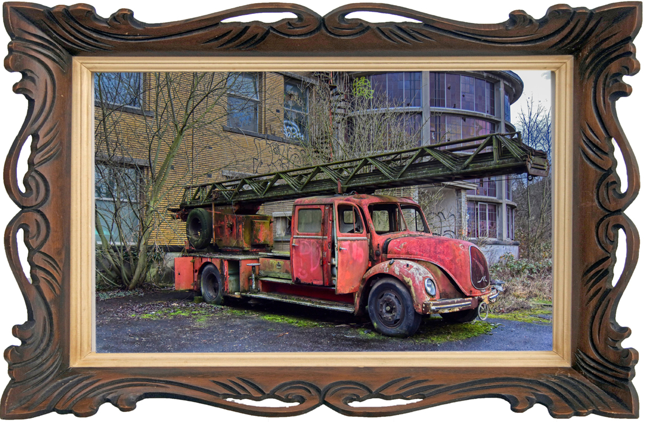 Interieur van een verlaten kindersanatorium met een roestige rode brandweerauto op de voorgrond en vervallen meubilair.
