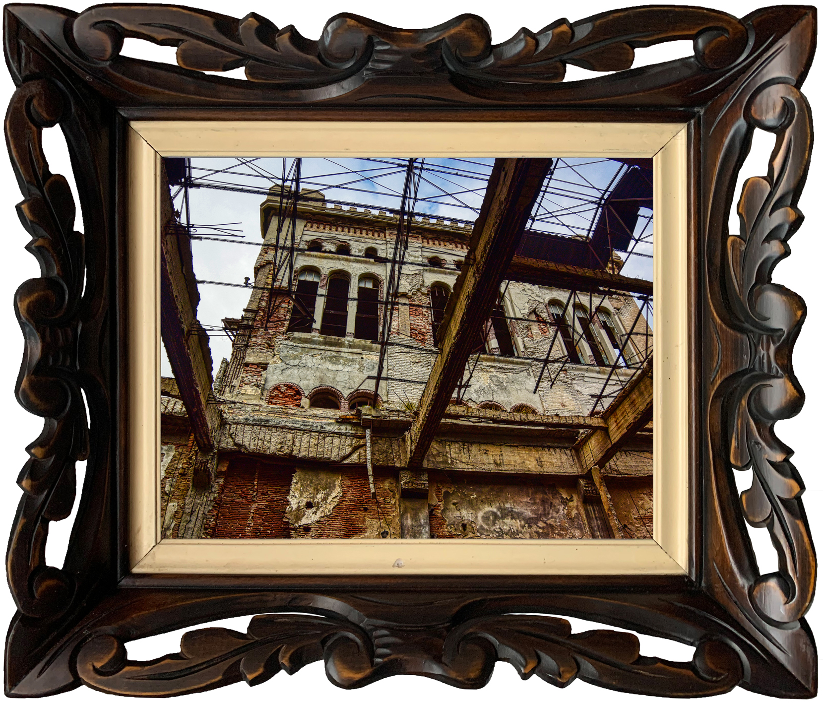 Interieur van een grote, verlaten industriële fabriekshal met zichtbare vervallen structuren en industriële machines.