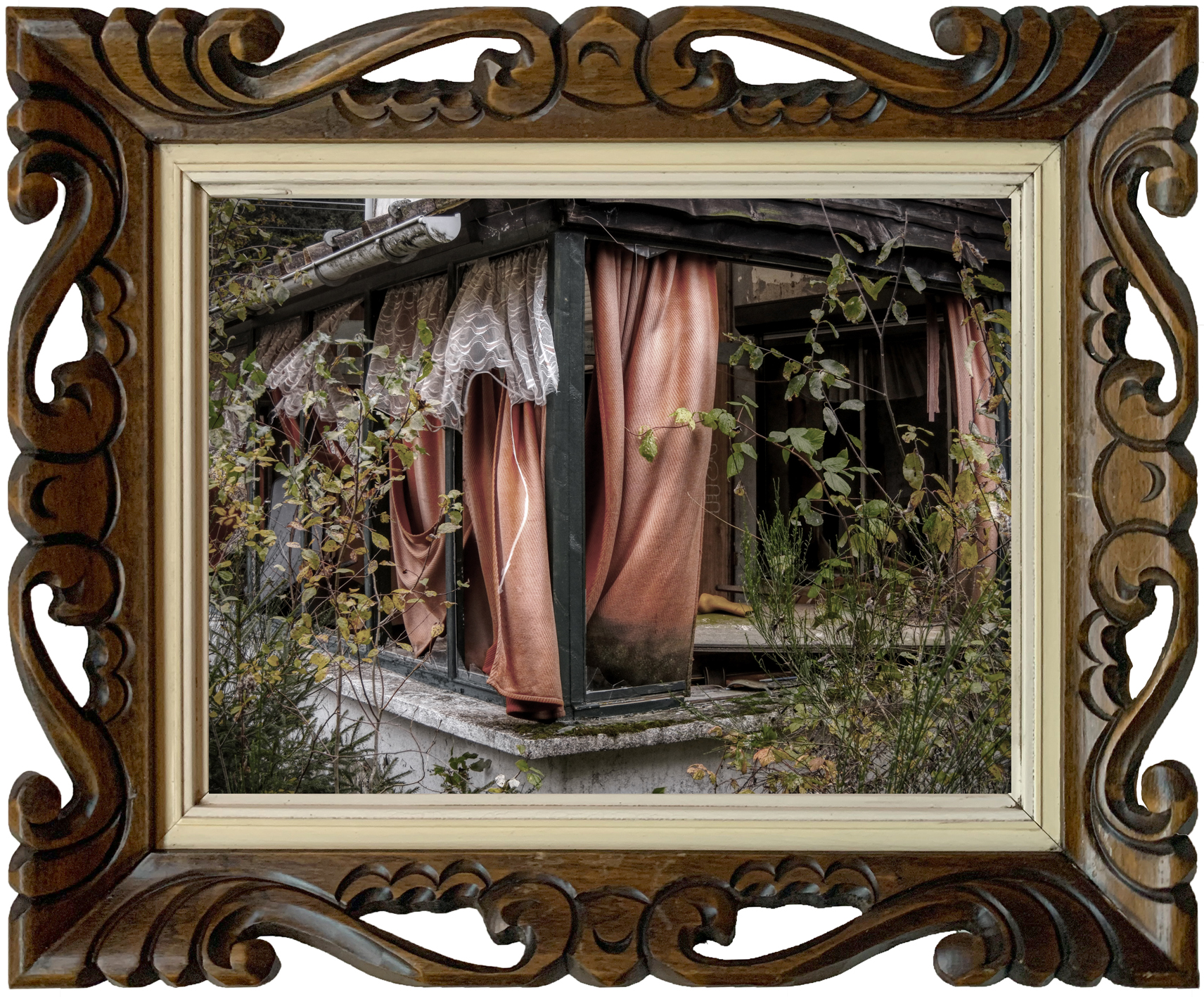 Interieur van een verlaten kerkgebouw met zichtbare sporen van verval, mogelijk een voormalige woning nabij een spoorlijn in België.