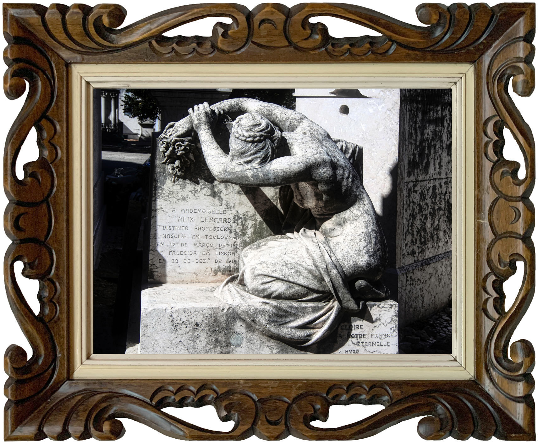 Groots praalgraf op een oude, vervallen begraafplaats in Lissabon, met stenen beelden en verweerde grafzerken.