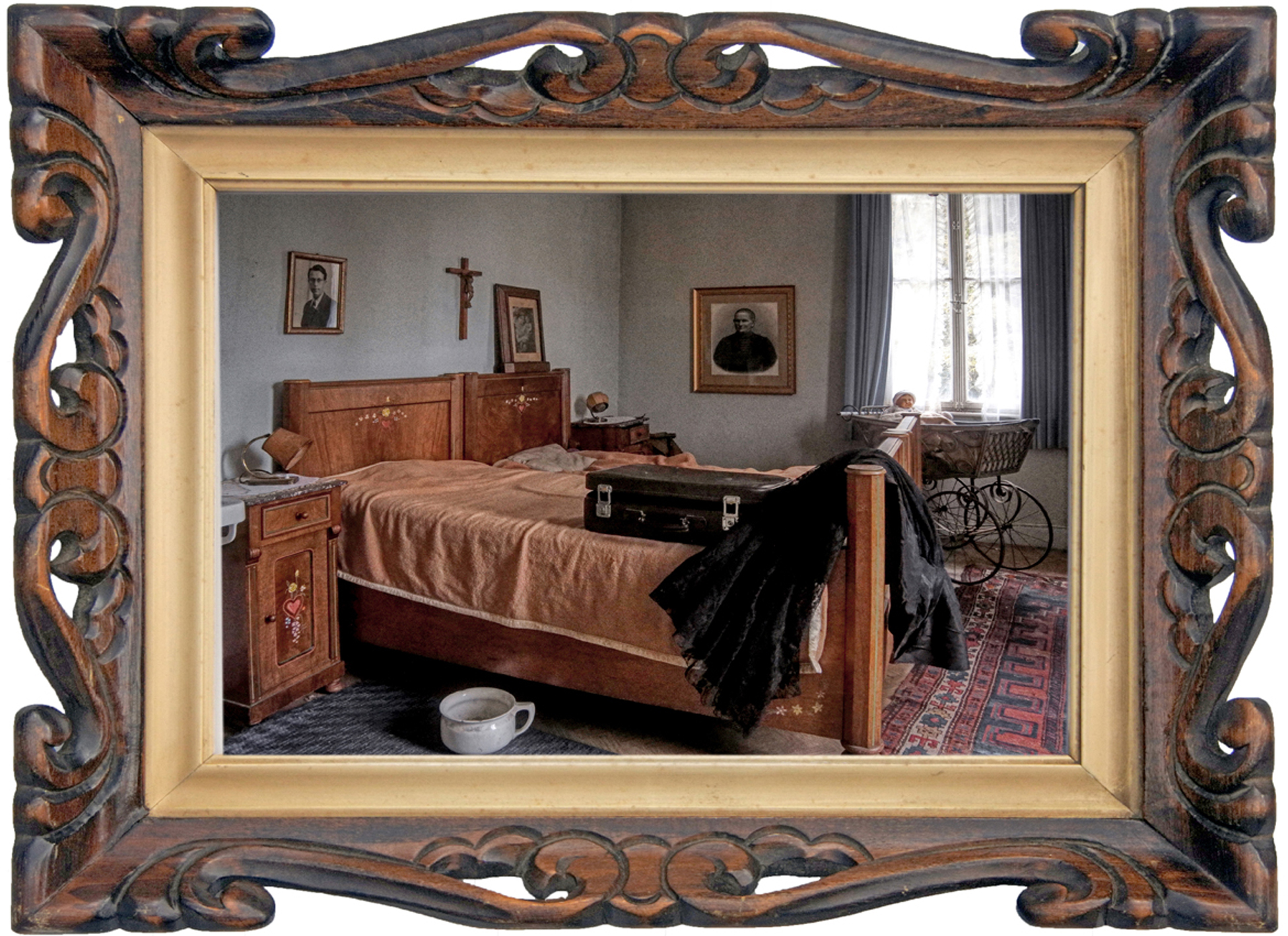 Interieur van een verlaten hotel met zichtbare sporen van verval, mogelijk met historische architecturale elementen.