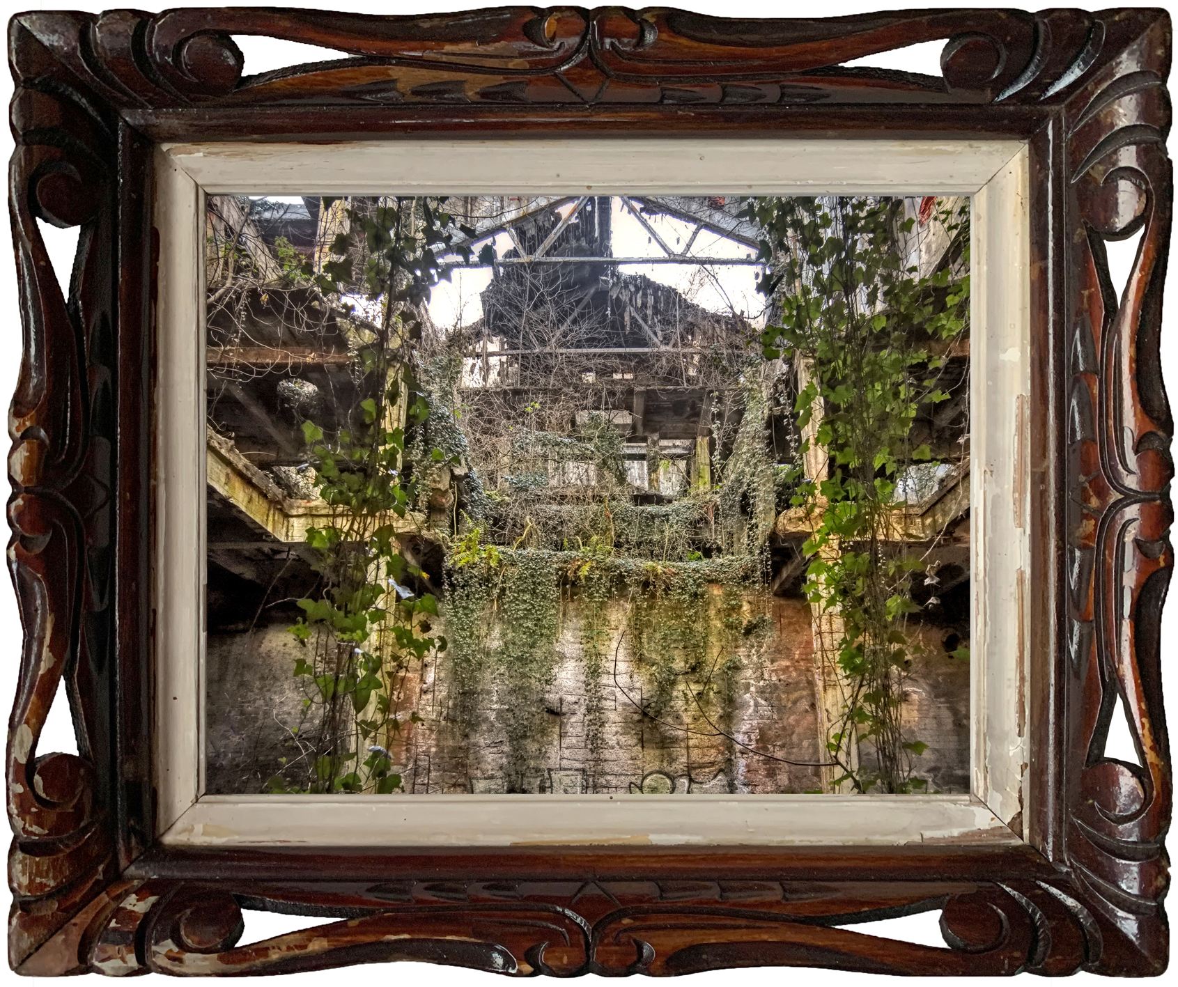 Interieur van een verlaten Italiaanse papierfabriek met zichtbare sporen van verval en industriële geschiedenis.