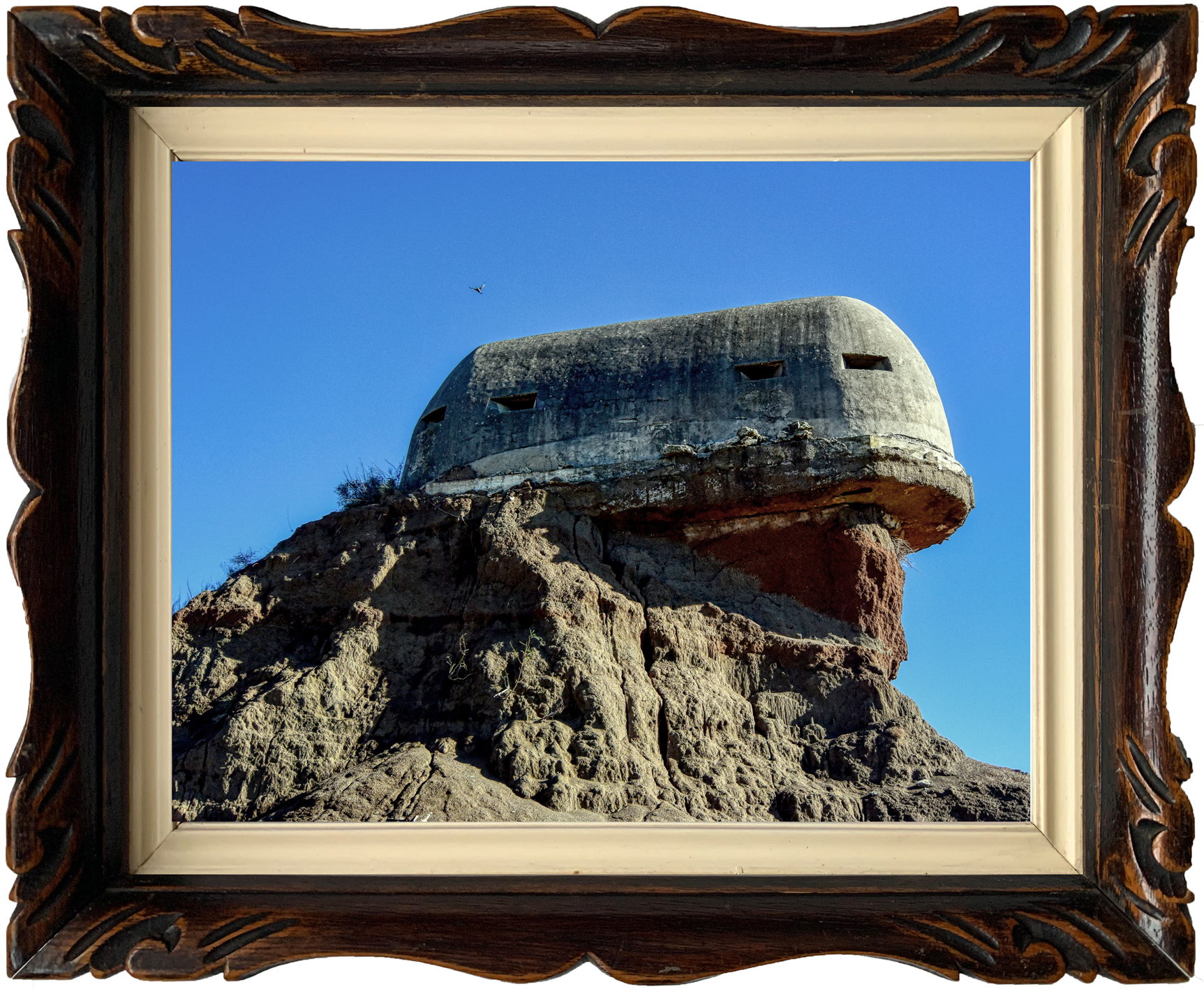 Verlaten fortificatie bij het Kanaal van Korinthe in Griekenland, met zichtbare tekenen van verval en verweerde stenen.