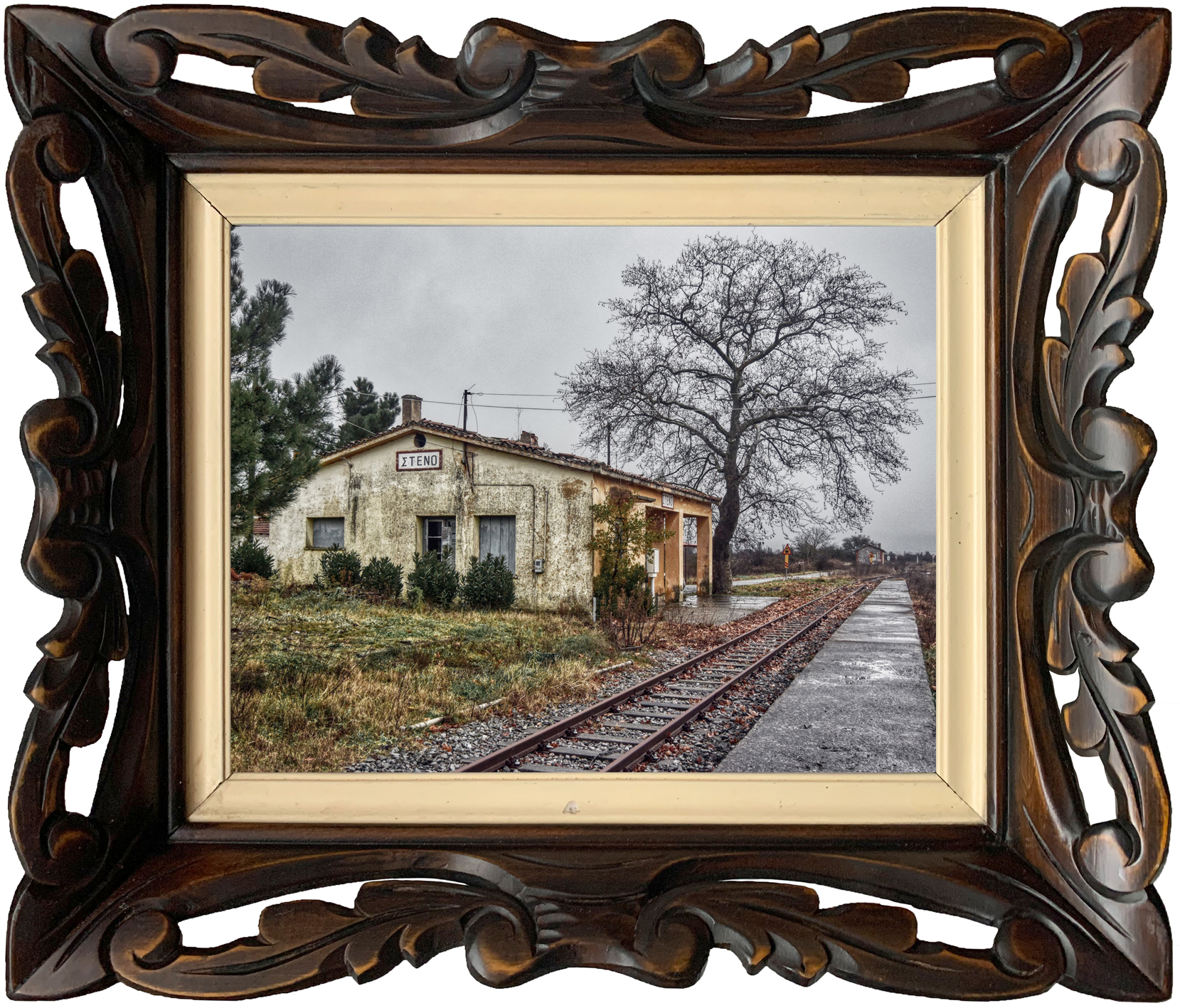 Exterieur van een verlaten, vervallen stationnetje in Steno, GR, met zichtbare spoorwegdetails