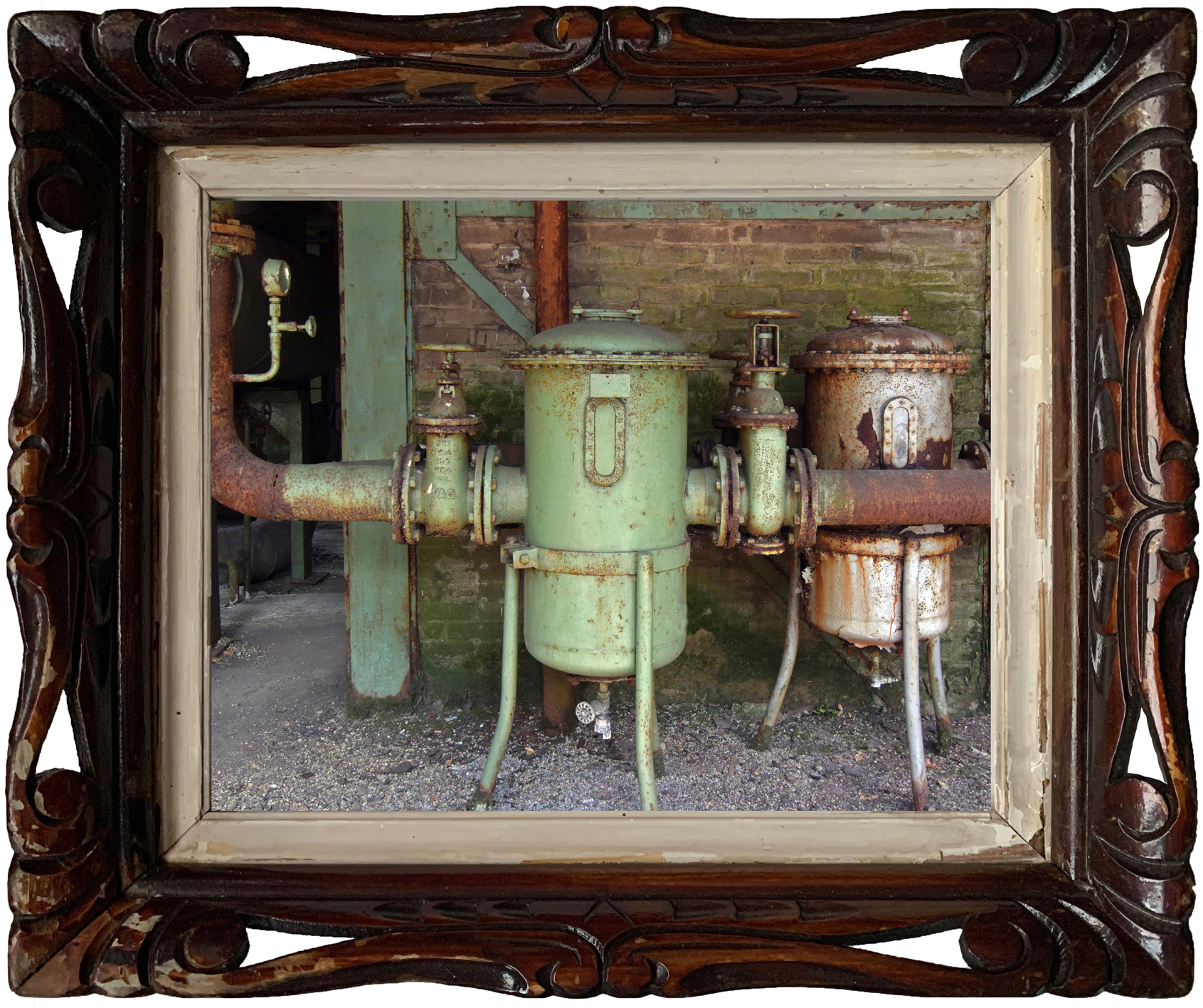 Grootschalig, deels vervallen industrieel complex met hoogovens onder een bewolkte hemel, typisch voor landschapsparken.