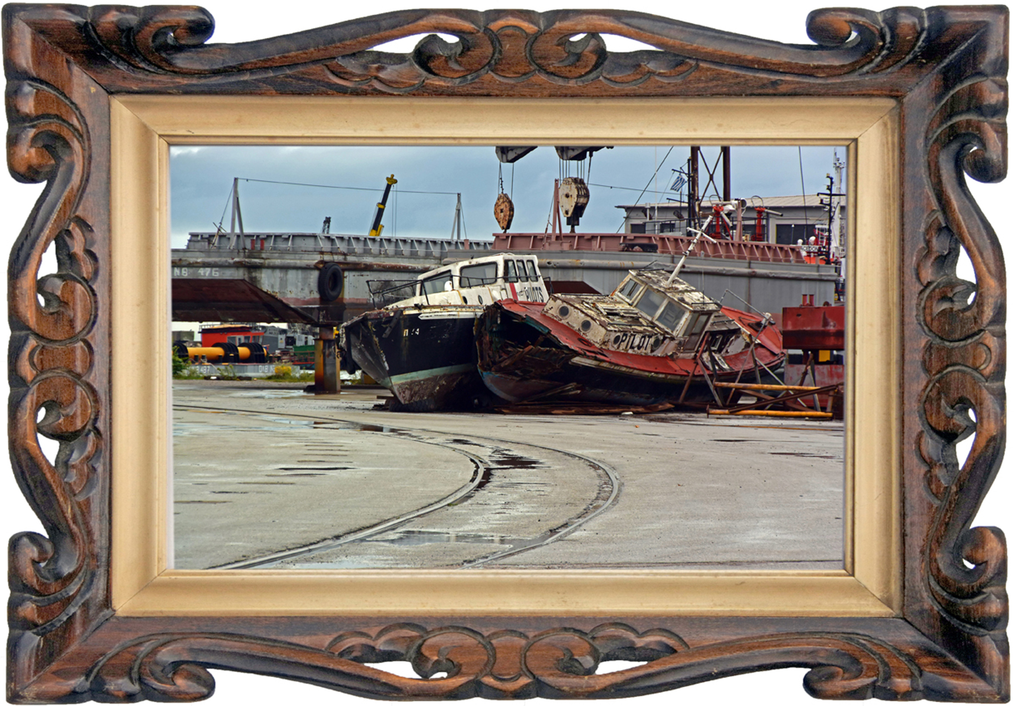 Verlaten haven met roestige kranen en vrachtschepen in Thessaloniki, Griekenland.