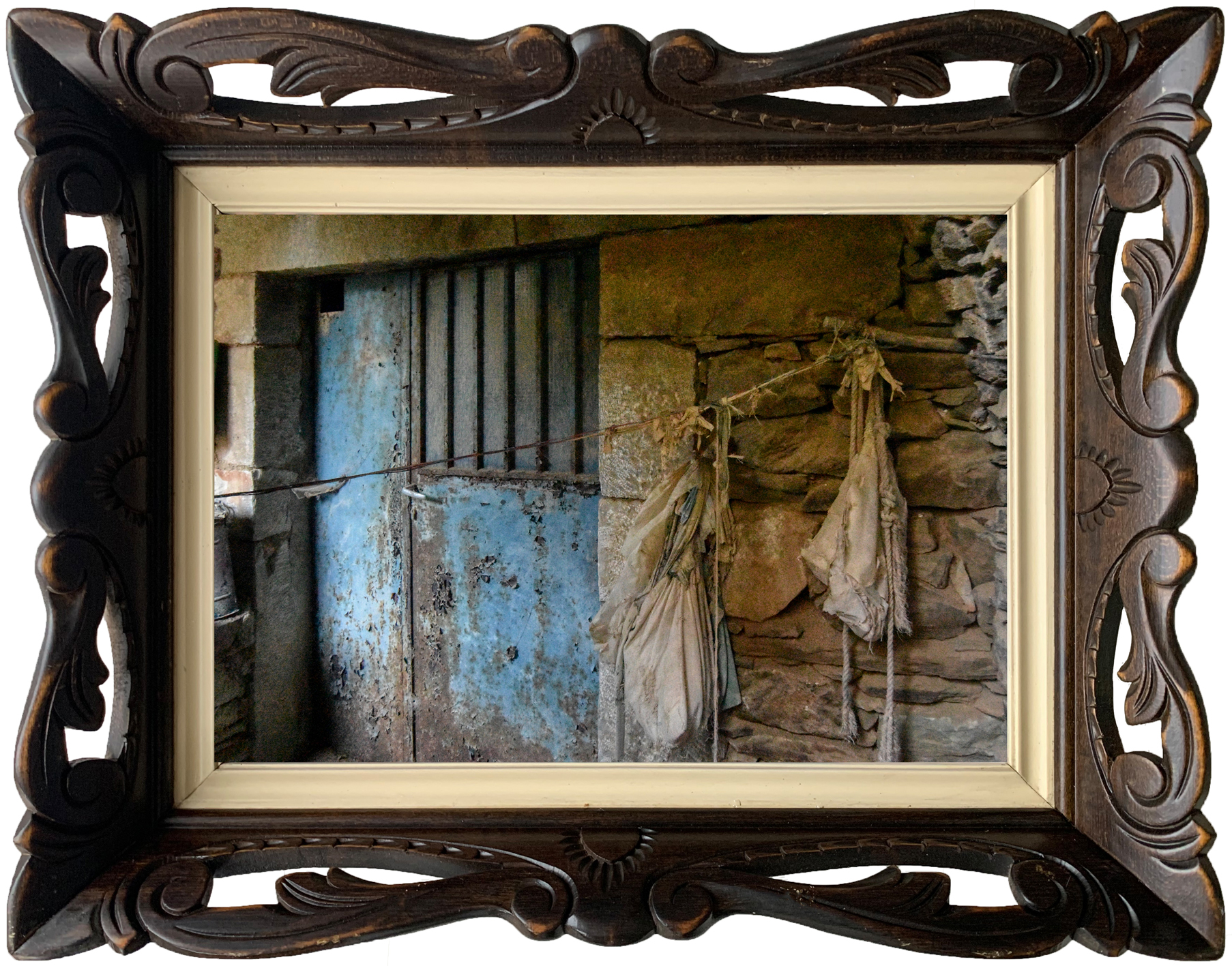 Verlaten Grieks bergdorp met traditionele stenen torenhuizen, omringd door een berglandschap.