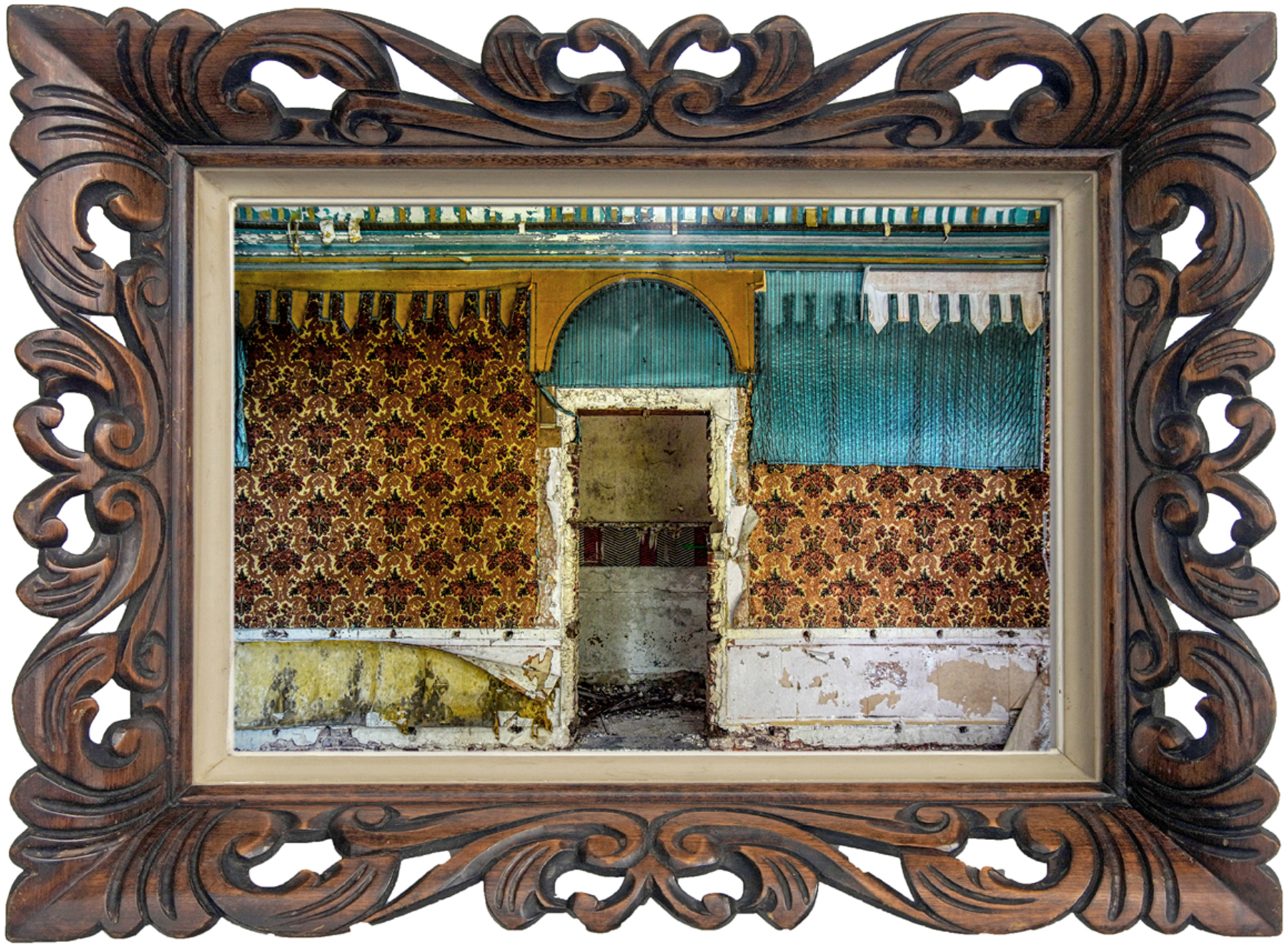 Interieur van een voormalig kasteel met zichtbare tekenen van verval, zoals afbladderende verf en stof, met natuurlijk licht dat door ramen valt.